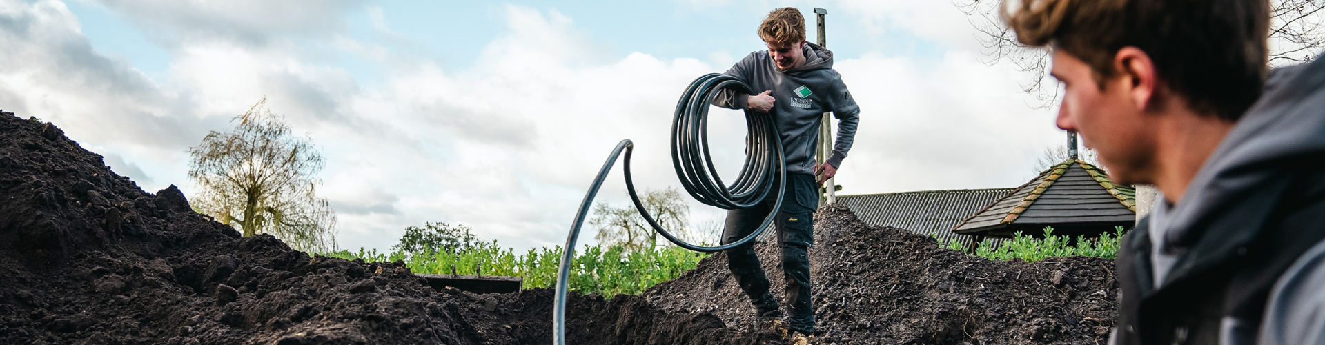hovenier-met-waterslang-in-grond