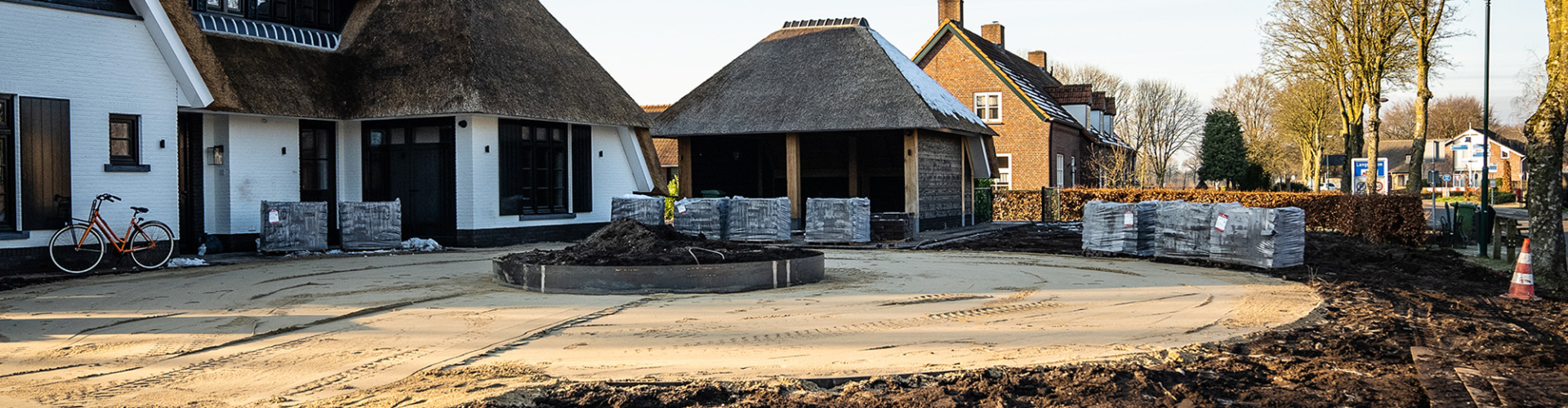 geegaliseerde-achtertuin-met-huis