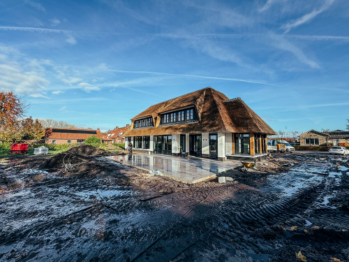achtertuin-grondwerk-met-huis-rietenkap