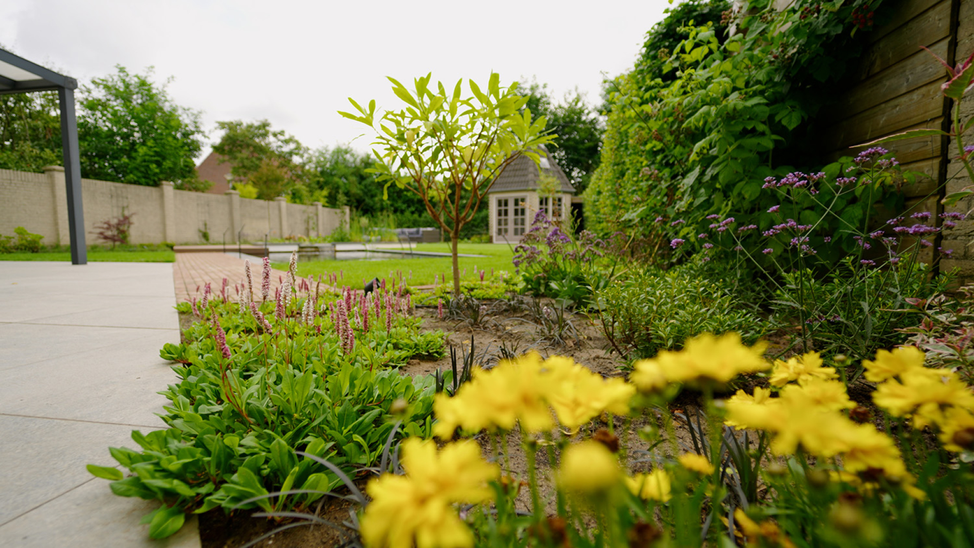 tuin-in-bloei-met-beregeningsysteem