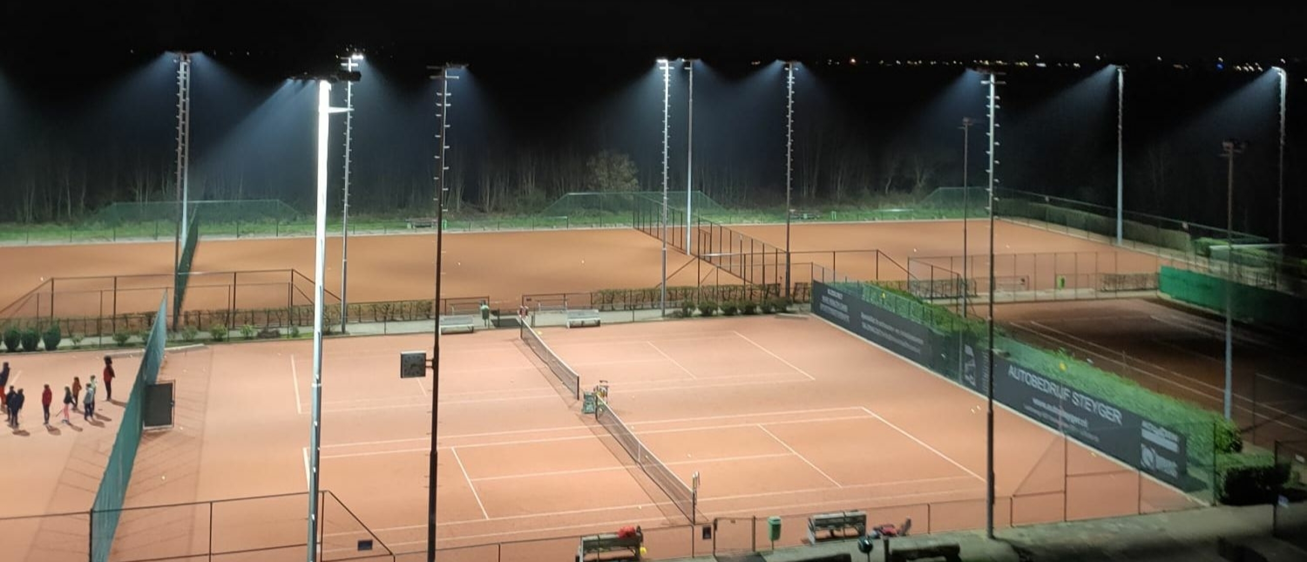 Led verlichting op Tennisbaan