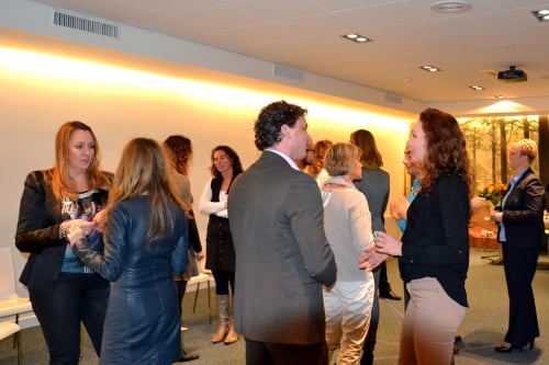 Libre Foundation deelnemers in gesprek