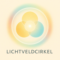 Symbool van de Lichtveldcirkel: een middelpunt van licht, gedragen door drie cirkels en een zachte aura die het veld opent. licht veld cirkel