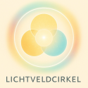 Lichtveldcirkel logo – zacht stralend veldsymbool met drie cirkels en een lichtpunt in het midden Logo van Lichtveldcirkel, gebruikt als herkenningsteken voor het veldwerk, de zachte energie en de begeleiding die vanuit het midden opent.