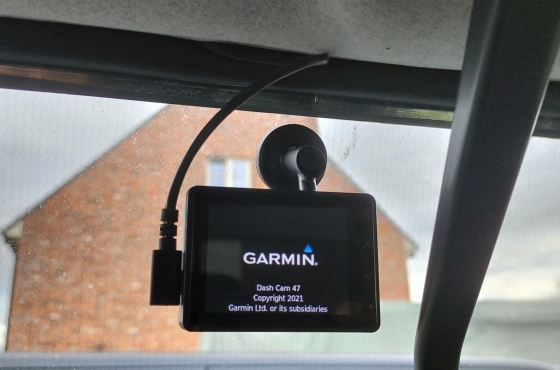 Dash cam van het merk Garmin met parking mode cable