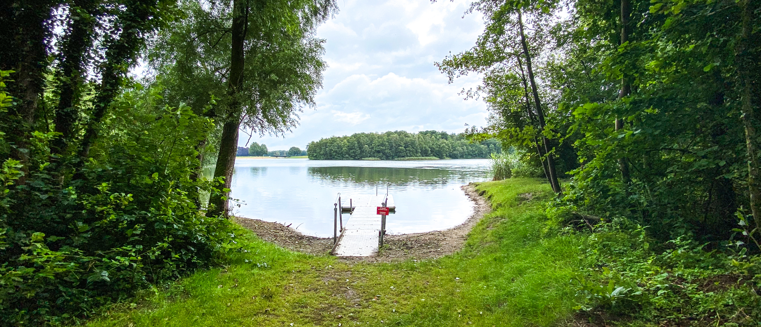 Camperplaatsen bij een recreatiemeer in Nederland