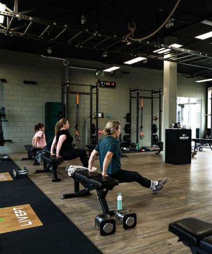 beginnende-en-gevorderde-sporters-trainen-samen-in-de-buitenlucht-tijdens-een-uitdagende-bootcamp-scheveningen-