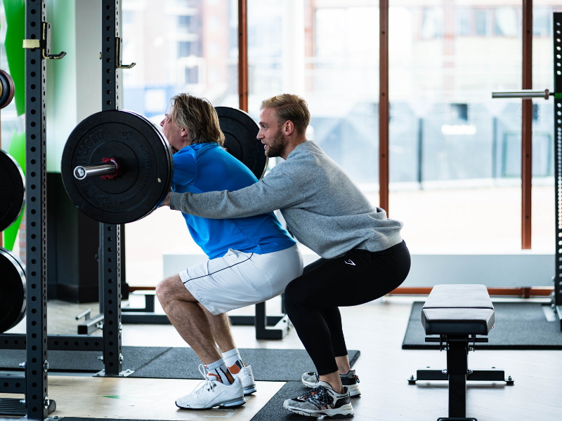 een-personal-trainer-zorgt-ervoor-dat-je-oefeningen-uitvoert-op-een-effectieve-manier