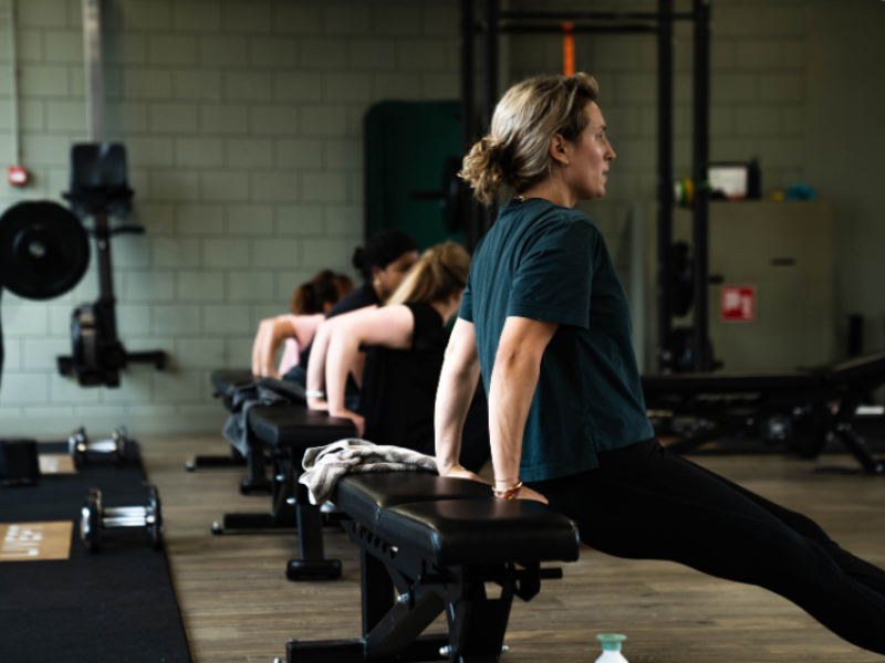 een-trainer-met-opleiding-met-de-beste-trainingsmethoden-om-fitnessdoelen-te-behalen
