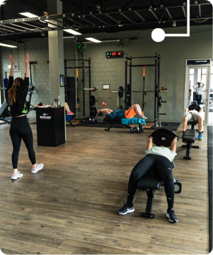 gestimuleerd door begeleiding van ervaren personal trainers in een moderne sportschool