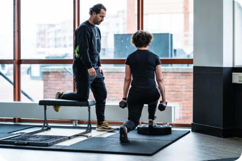 ervaren personal trainers in the hague die op de juiste manier verschillende oefeningen voordoen