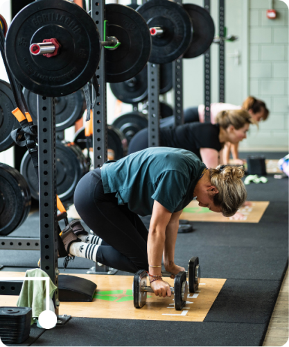 next level strength training met losse gewichten in een gym voor afslanken