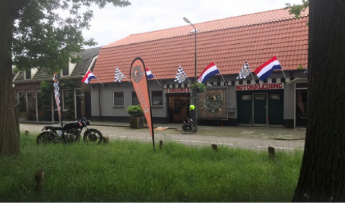 Lifestyle Motowear doet het heul anders!  De inrichting en stijl zijn helemaal in de sfeer van het motorrijden. Een plek waar je met andere geïnfecteerden van het motorvirus praat over je ontberingen en al je schitterende momenten op jouw bike.