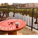 Motorkleding winkel op een motorroute met terras aan het water