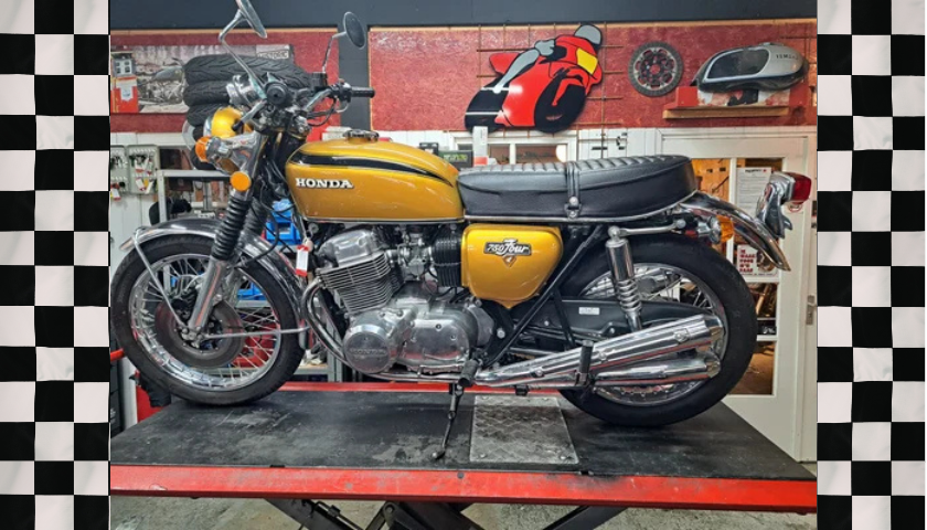 The brug van The Classic Bikeshop bij de ingang van Lifestyle Motowear