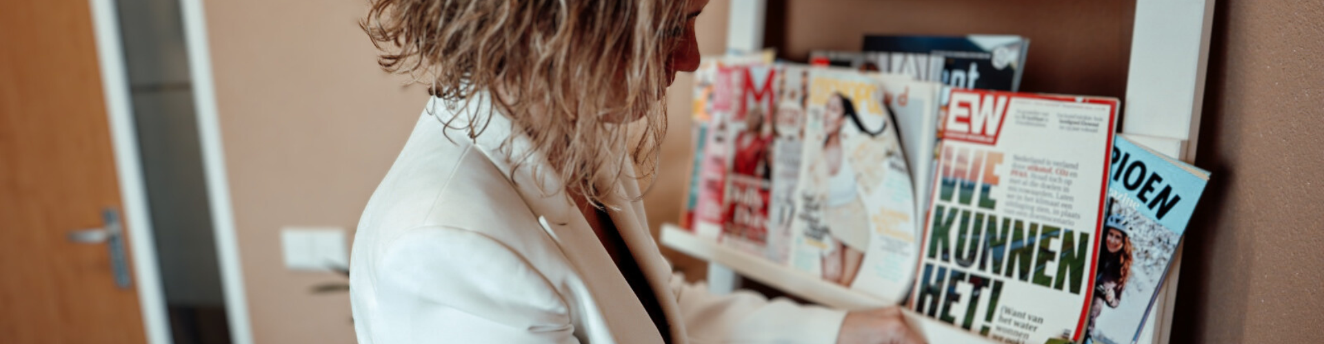Charlotte bekijkt tijdschriften in verband met PR-mogelijkheden