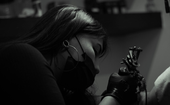 tattoo artiest aan het werk