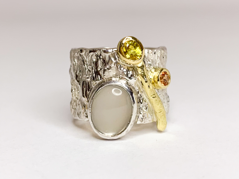Ring met maansteen en saffier