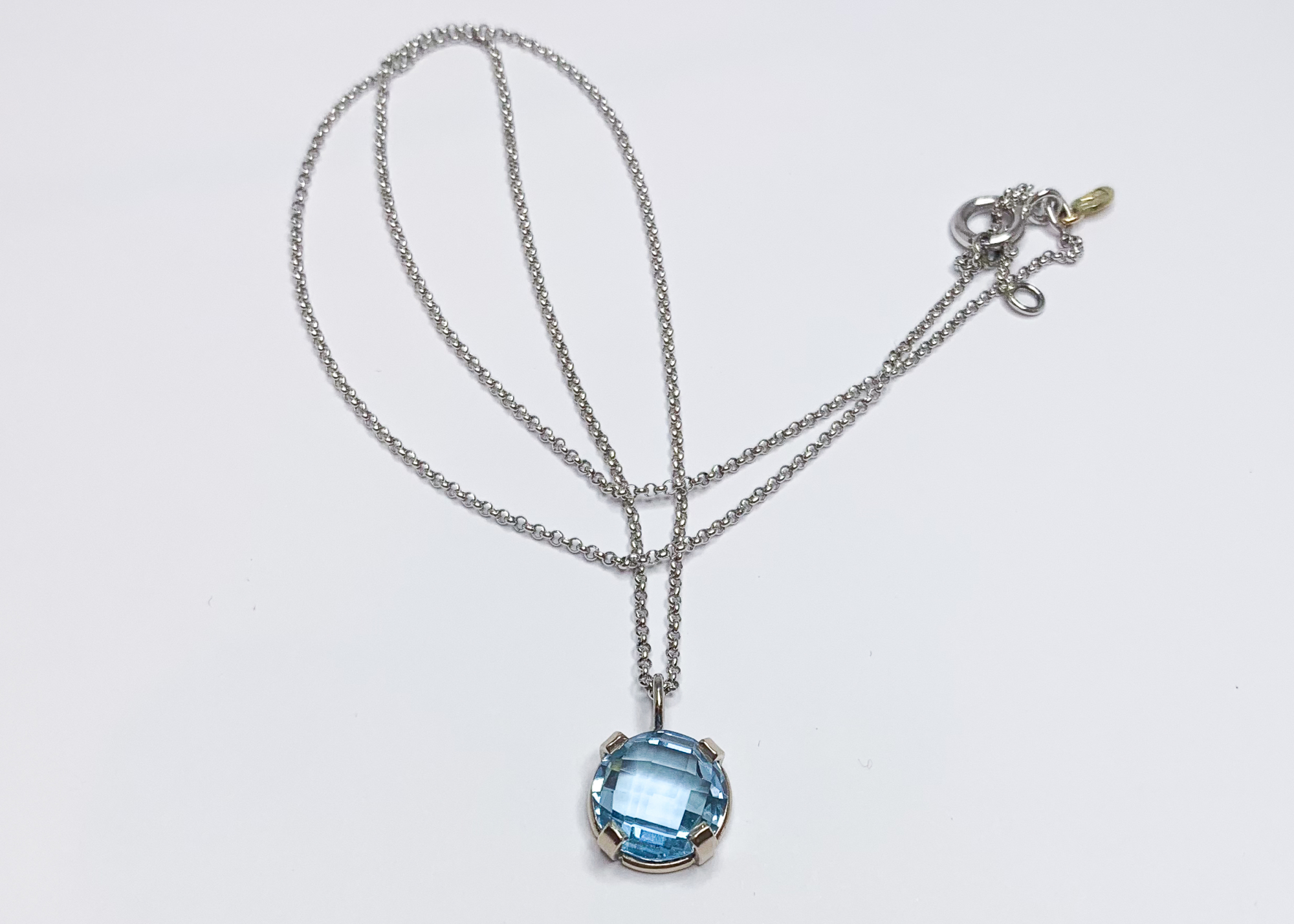 Halssnoer 18 kt wit goud en topaas
