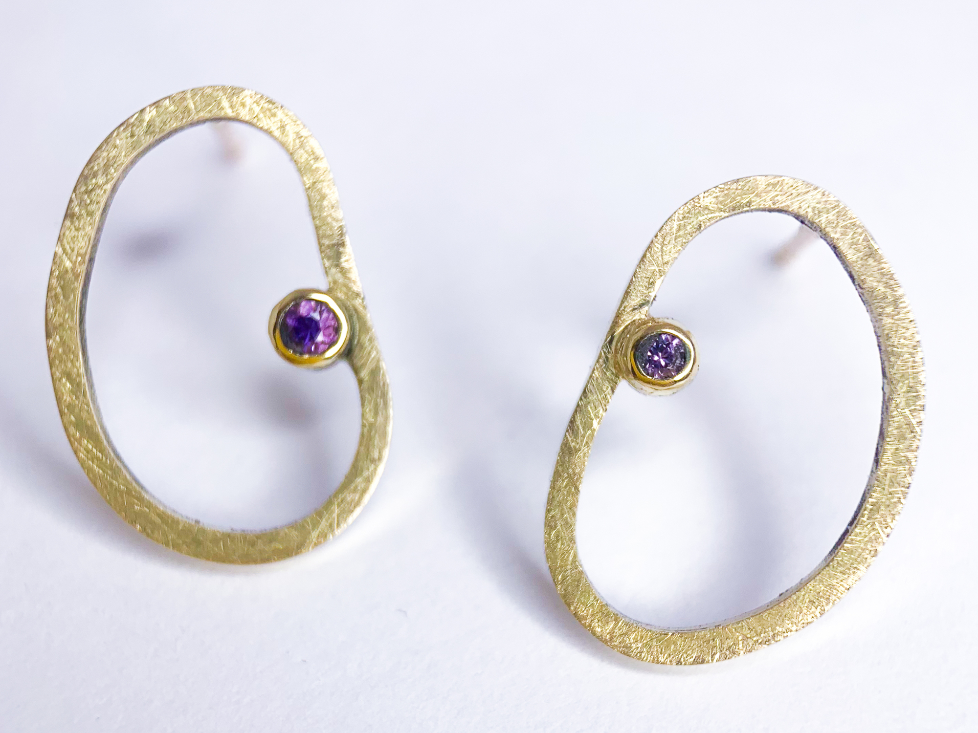 Oorbellen in 18 kt geel goud en roze saffier