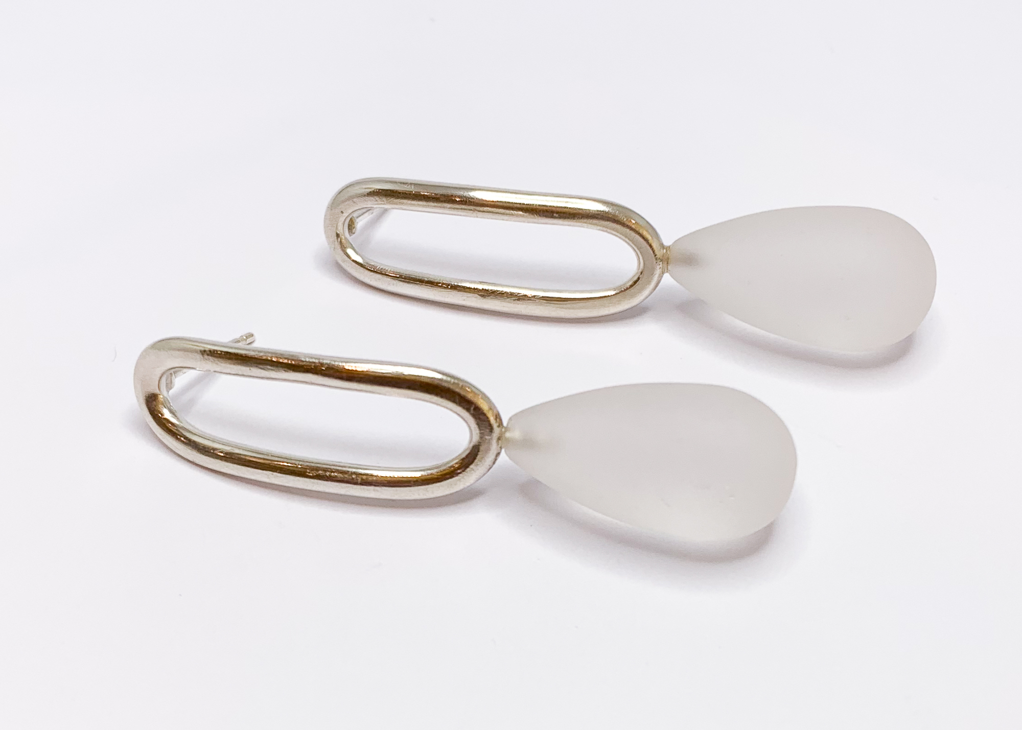 Oorbellen zilver, mat bergkristal