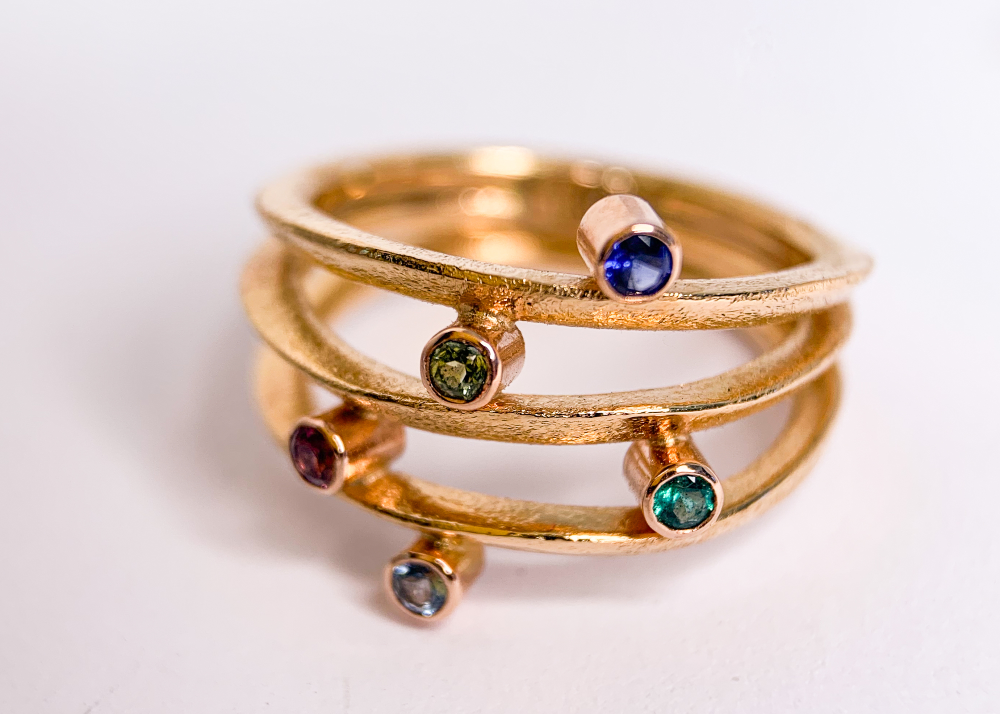 Ring rainbow, rood goud, diverse edelstenen