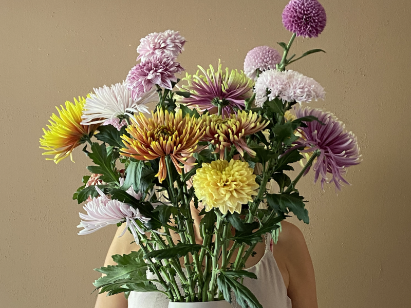 vrouwen cirkel bloemen ceremonie healing ritueel