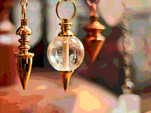 Werken met kaarten en pendel binnen een spiritueel consult bij Lyluah