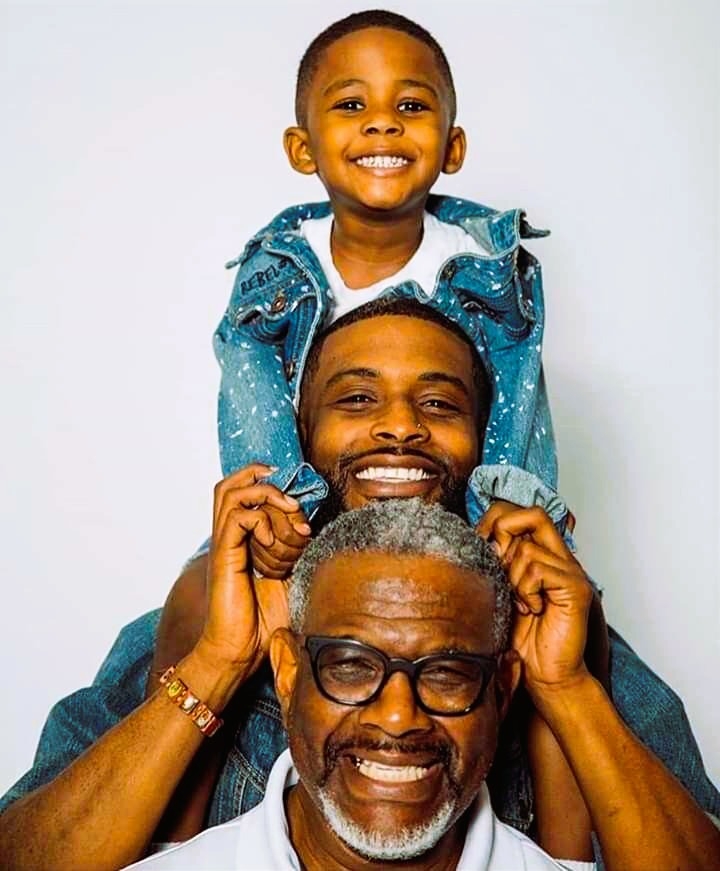 Drie generaties mannen op oude familiefoto als beeld van belasting die via de mannelijke lijn wordt doorgegeven