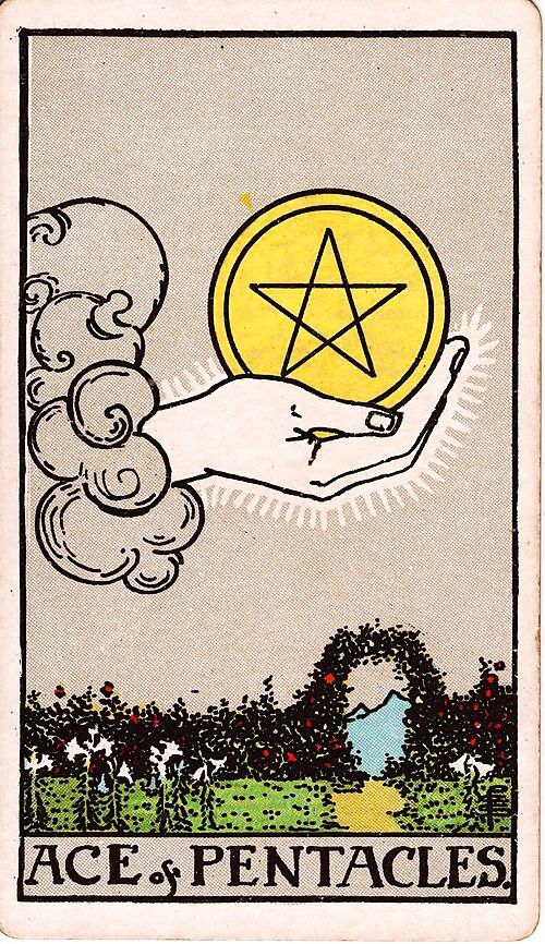 Aas van Pentakels Rider Waite tarot hand uit wolk met gouden schijf pentagram