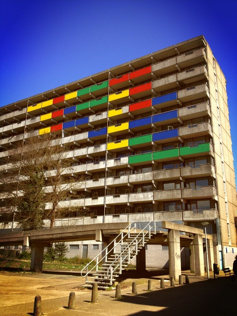Bijlmer Amsterdam Zuidoost als thuis van de grootste Surinaamse gemeenschap in Nederland waar veel families deze patronen herkennen