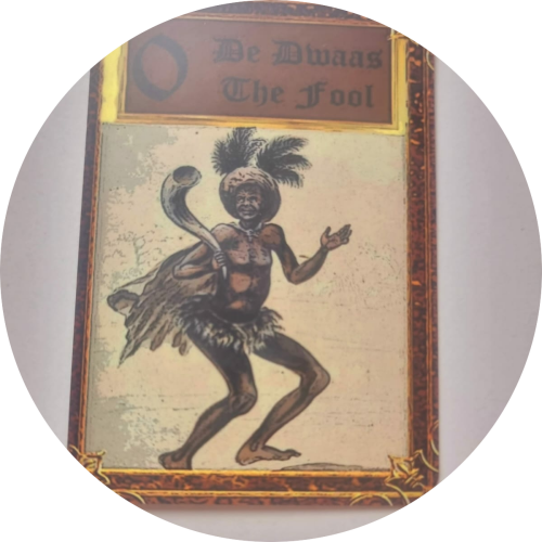 Sranang Tarot kaart 0 De Dwaas legt jouw nieuwe pad bloot: liefde, toekomst en zielskracht. Lyluah biedt diepe spirituele readings en inzichten.