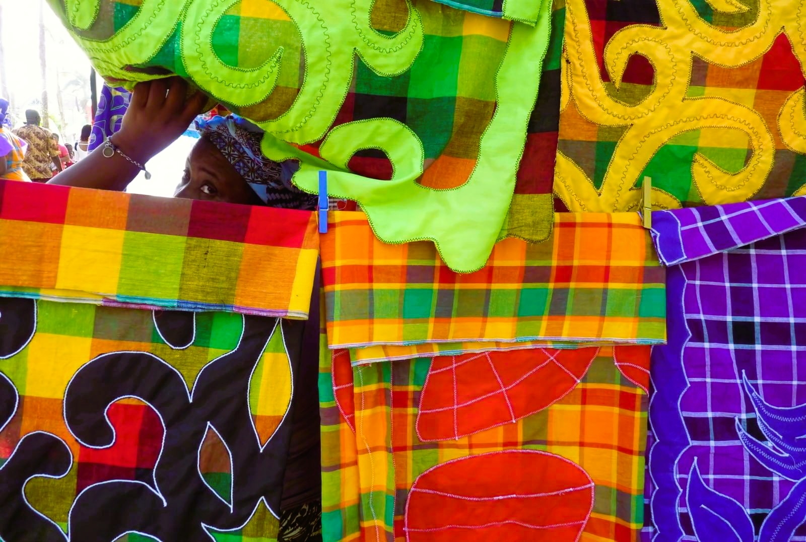 Traditionele Surinaamse pangi met spirituele kleuren binnen Winti