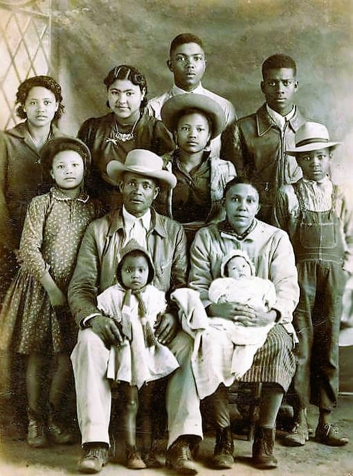 Oude familiefoto uit Suriname als beeld van hoe generatiepatronen zich door de tijd heen vasthouden binnen de familielijn
