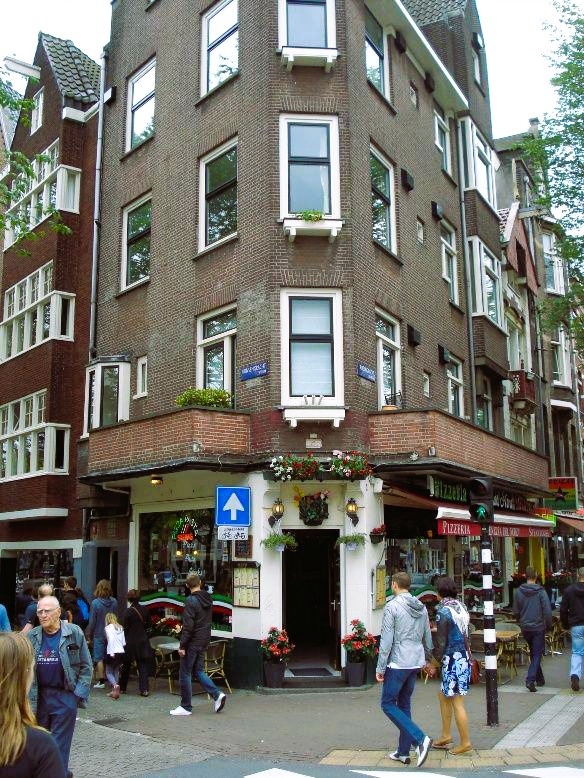 Divers publiek in Amsterdam als beeld van hoe spirituele lijnen worden herkend in verschillende culturele contexten NL BE SR