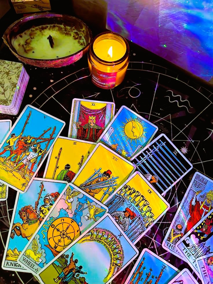 Tarotkaarten uitgespreid voor een reading met combinaties van de Wereldkaart en andere kaarten