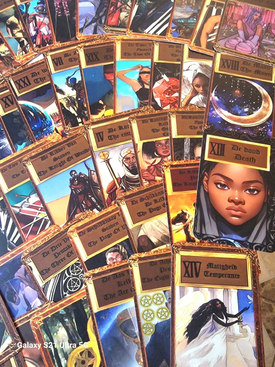 Tarot en Surinaamse zigeunerwaarzegkaarten gebruikt tijdens een consult bij Lyluah
