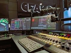 Rachida Kacimi in de studio van Trishul Broadcasting Network TBN tijdens maandelijkse uitzending