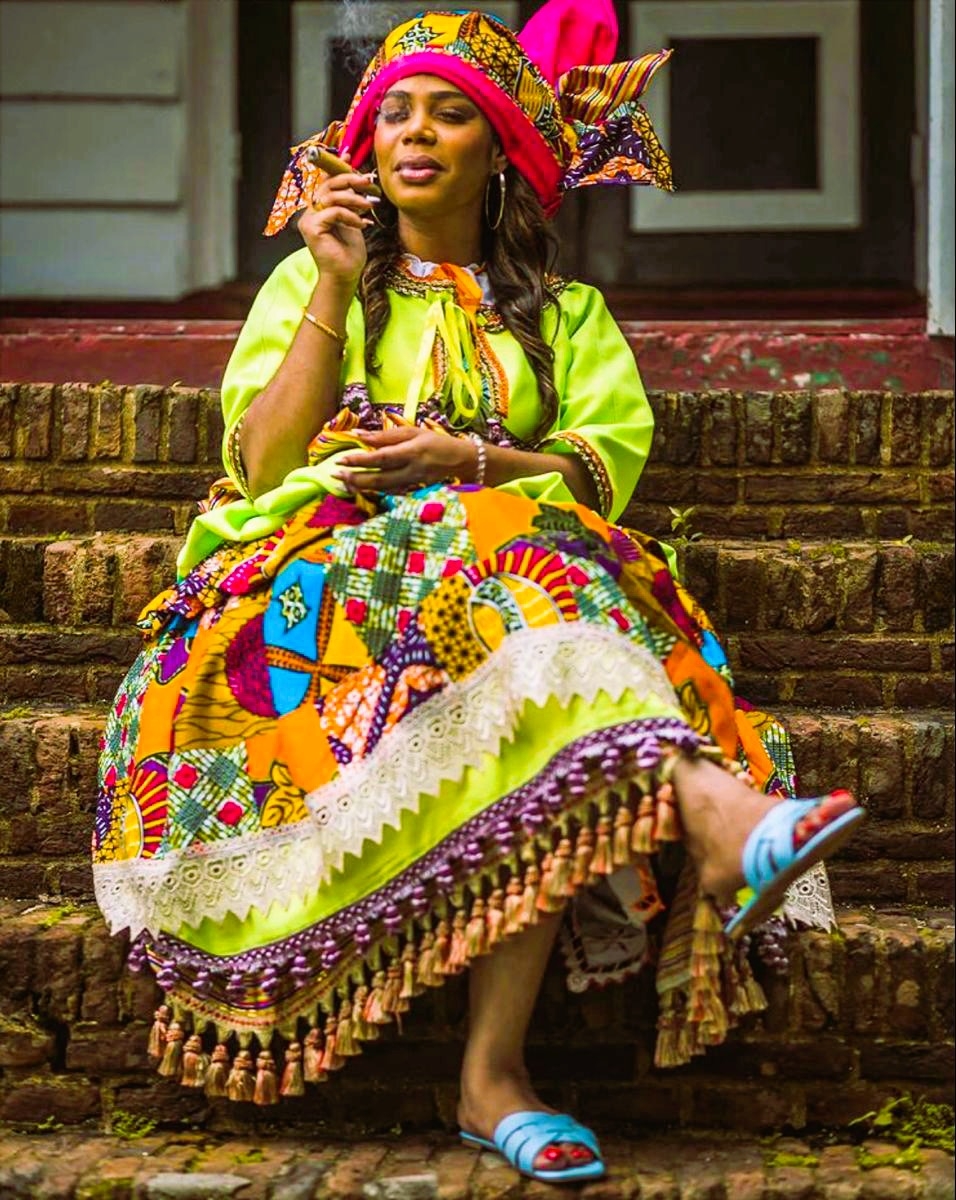 Traditionele Winti-kleding en spirituele manifestatie van djodjo-winti binnen de Afro-Surinaamse traditie