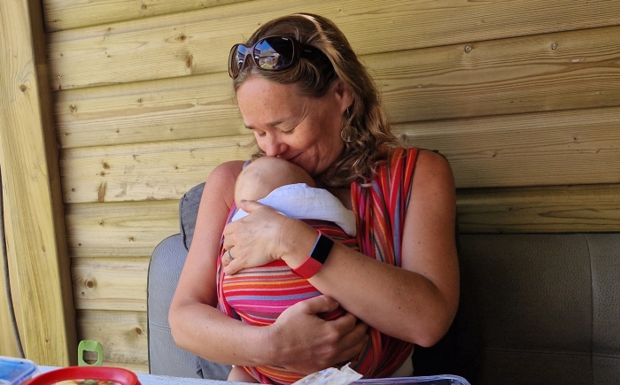 Draagconsulent Maaike met Mirthe in de draagdoek