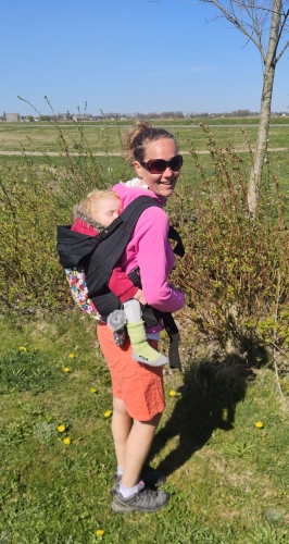 Draagconsulent Maaike met Mirthe in de peuter draagzak