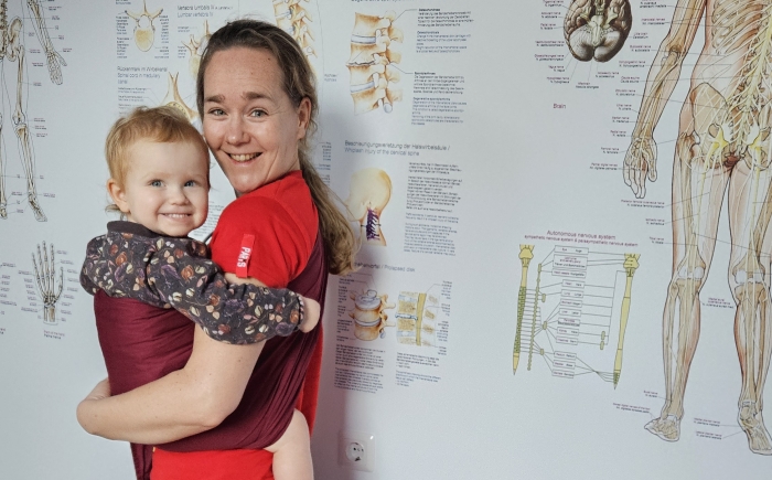 Draagconsulent Maaike met Mirthe in ringsling