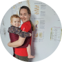 Draagconsulent Maaike met Mirthe in ringsling
