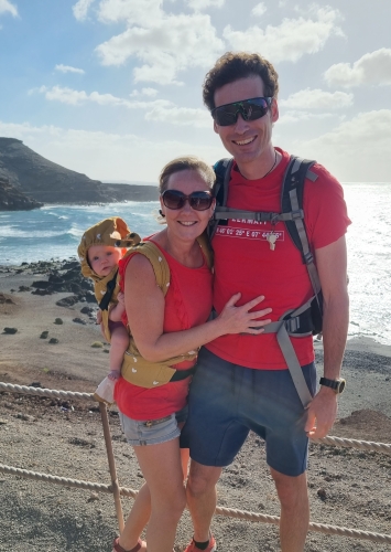 Maaike met Robin en Mirthe in draagzak