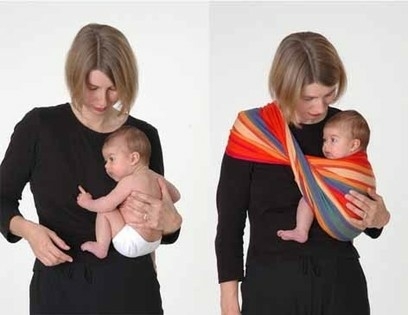 Baby zit in de spreidhurkzit op de heup van haar moeder