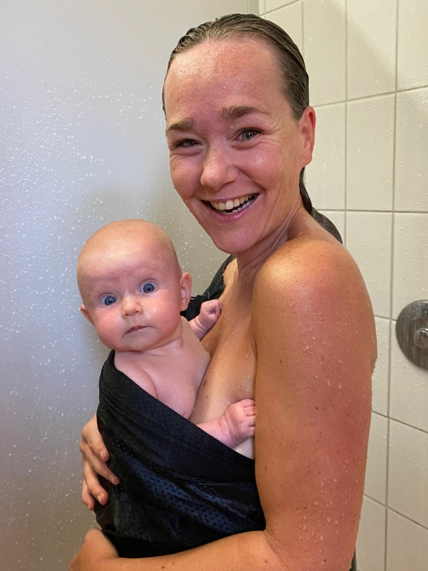 Baby wordt gedragen in een sling die geschikt is voor gebruik rond water