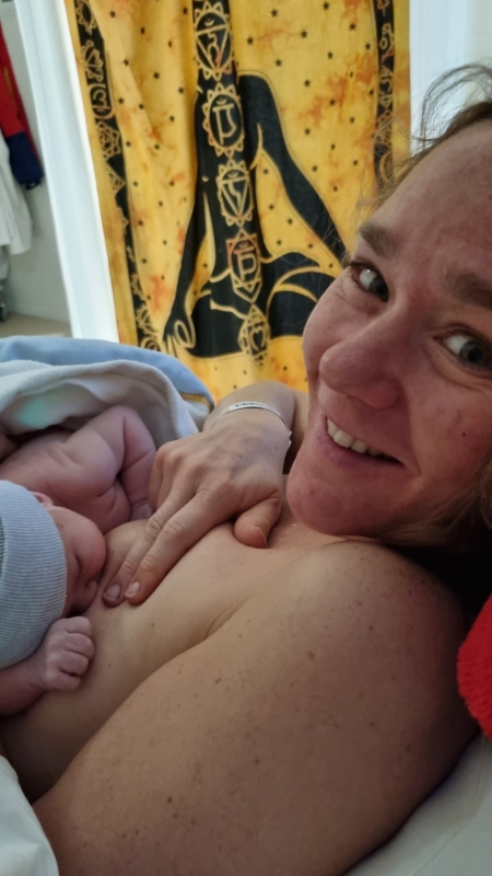 Maaike geeft borstvoeding direct na de geboorte, huid op huid