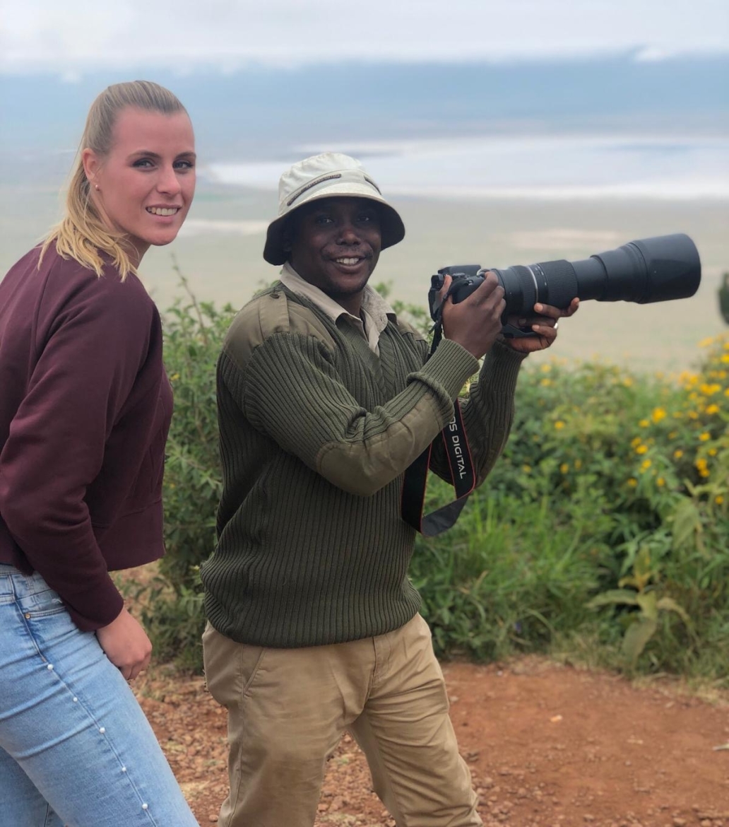 Gids helpt bij fotograferen in Tanzania