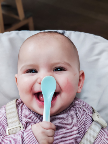 baby met lepel