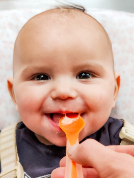 baby eet met lepeltje